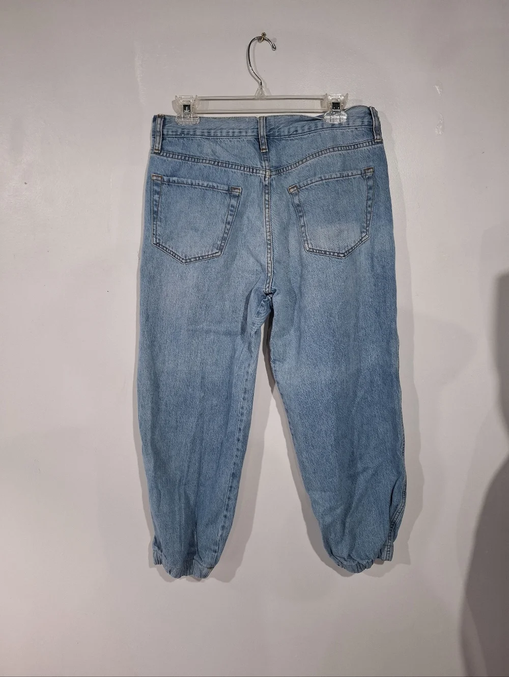 FRAME Denim Le Lounge High Rise Relaxed Cropped Jogger Jean in Chill - Size 29 - Picture 3 of 15